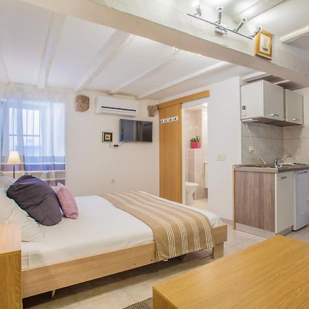 Honey Art Apartment Cres Bagian luar foto